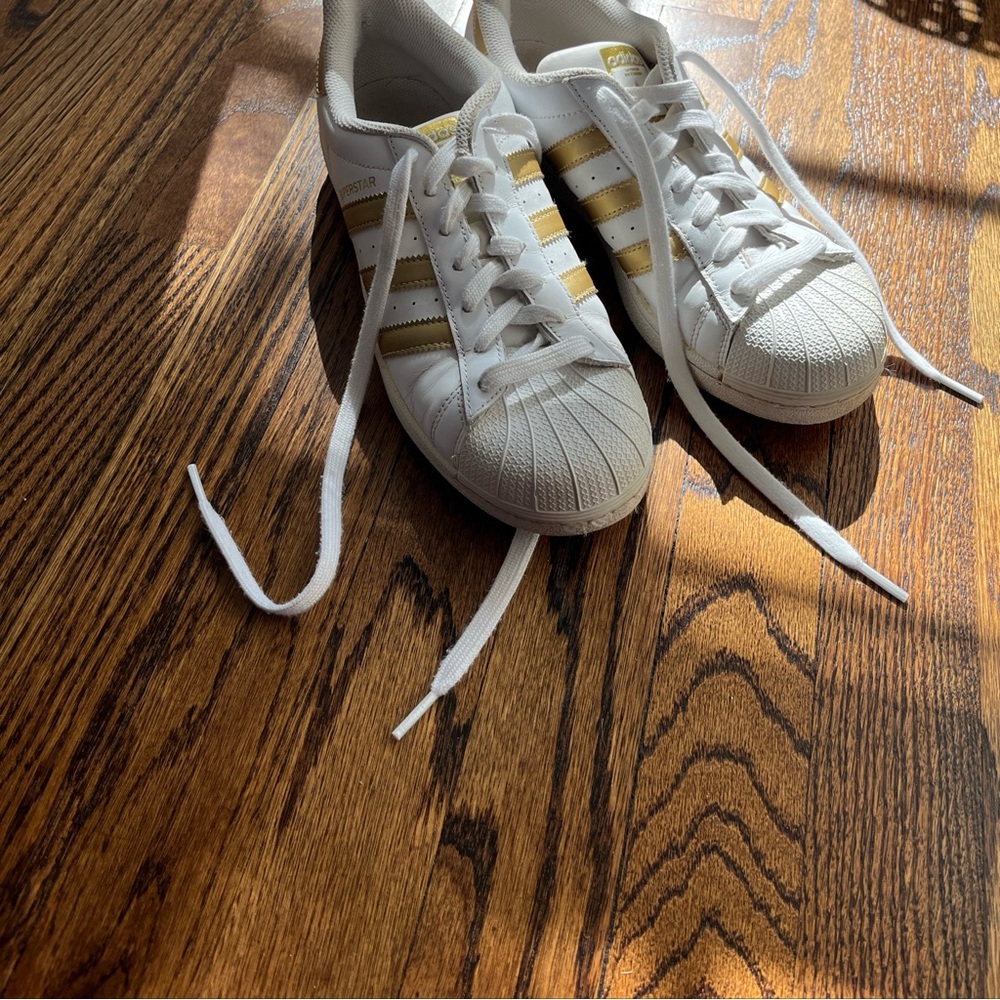 Adidas Superstar Shelltoe White & Gold Sneakers.